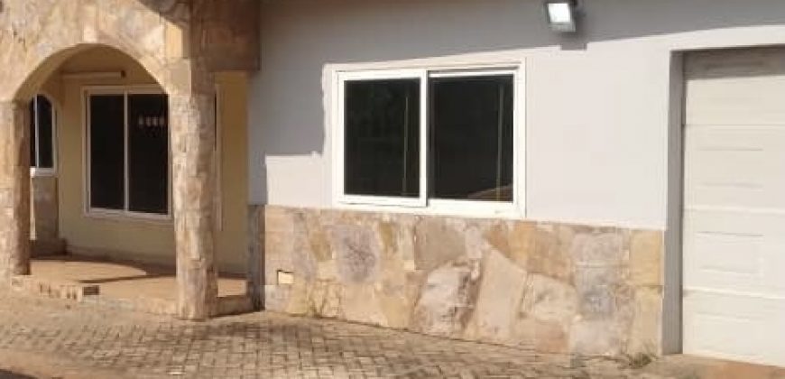 Very Spacious 4bedroom self compound with a garage at tema community 25 area Aves international school for rent